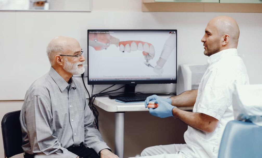 Dentist reviewing a digital dental scan on screen with a patient at Edmonds Dental Studio in Edmonds, WA